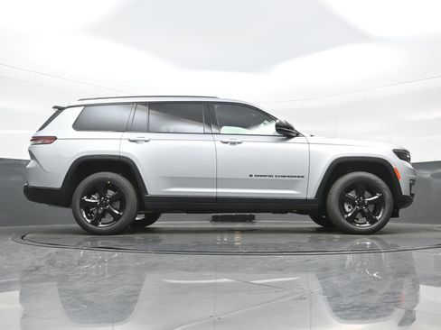 New 2025 Jeep Grand Cherokee L Limited w/ Black Appearance Package AWD/4WD image 17