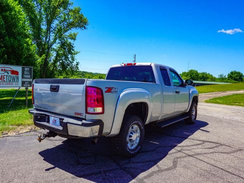 Used 2010 GMC Sierra 2500 SLE w/ SLE Preferred Package AWD/4WD image 3