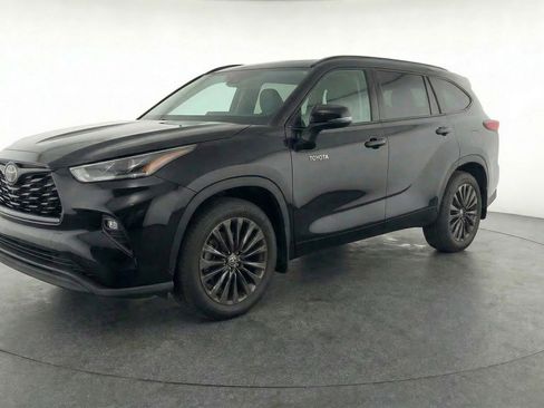 Used 2025 Toyota Highlander XSE image 3