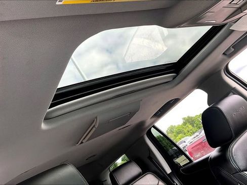 Used 2017 GMC Yukon Denali w/ Open Road Package AWD/4WD image 28