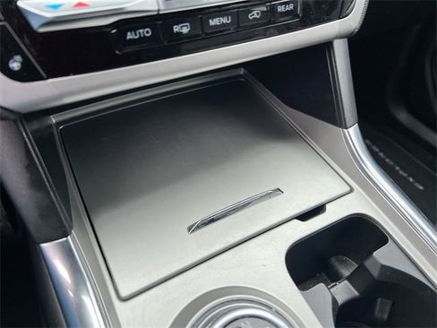 Used 2022 Ford Explorer XLT w/ Equipment Group 202A image 33