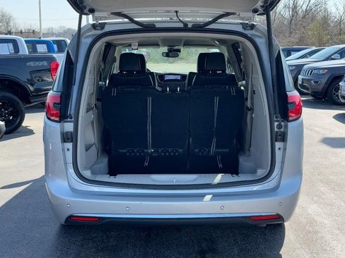 Used 2024 Chrysler Pacifica Touring-L image 5