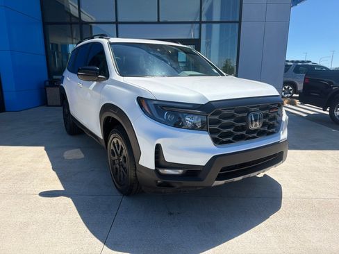Used 2023 Honda Passport TrailSport image 3