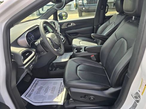 Used 2025 Chrysler Pacifica Select FWD image 11