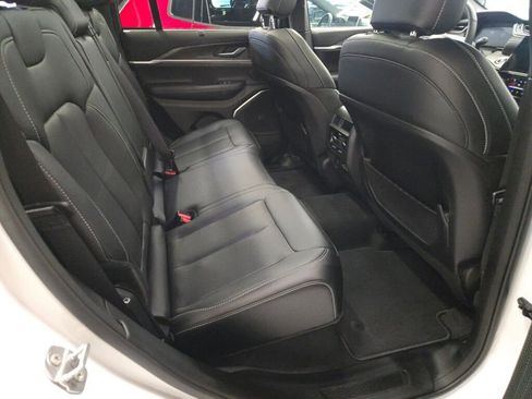 Used 2025 Jeep Grand Cherokee Limited w/ Luxury Tech Group II image 9