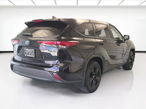 Used 2023 Toyota Highlander LE AWD/4WD image 4