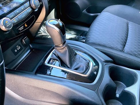 Used 2020 Nissan Rogue SV image 16