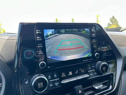 Used 2021 Toyota Highlander XLE AWD/4WD image 18