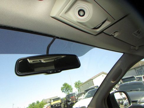 Used 2015 Chrysler Town & Country Touring image 58