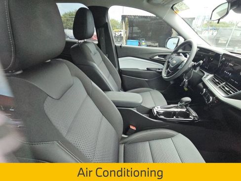Used 2025 Chevrolet Trax LT FWD image 12