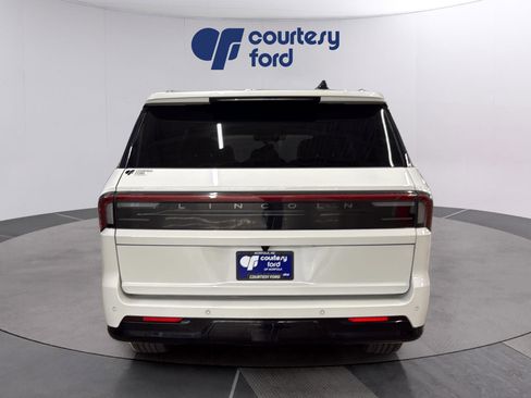 Used 2025 Lincoln Navigator Reserve AWD/4WD image 7