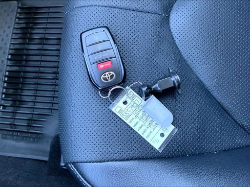 Used 2025 Toyota Highlander Limited AWD/4WD image 15