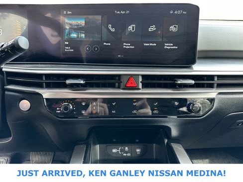 Used 2025 Kia Sorento LX image 11