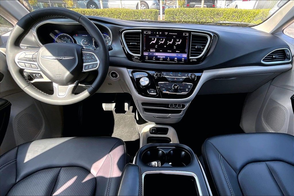 Used 2024 Chrysler Pacifica Touring-L FWD image 11