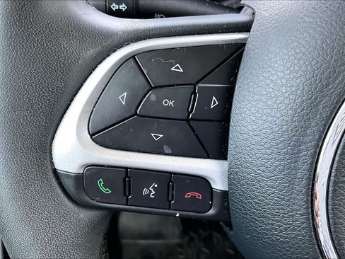 Used 2018 Jeep Renegade Latitude FWD image 20