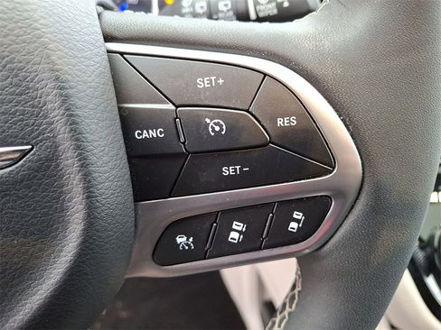 Certified 2024 Chrysler Pacifica Limited image 18