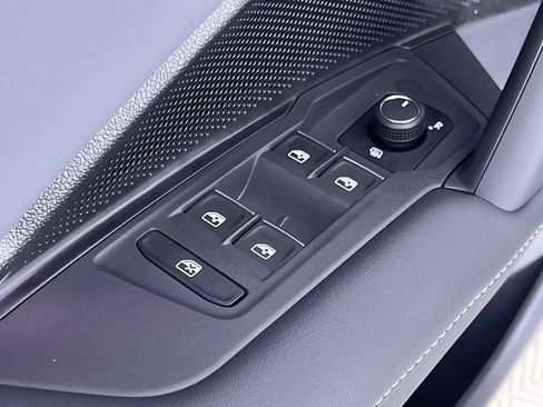 Used 2025 Volkswagen Tiguan SE image 13