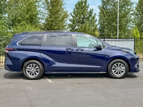 Used 2024 Toyota Sienna LE AWD/4WD image 2