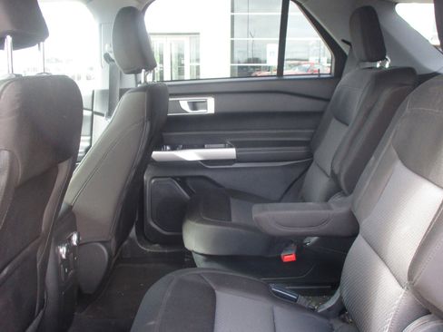 Used 2022 Ford Explorer XLT image 16