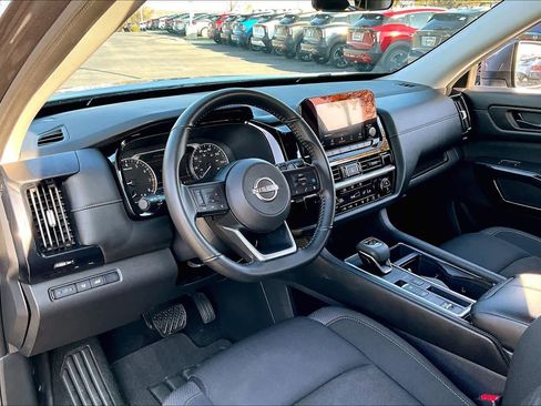 Used 2025 Nissan Pathfinder SV image 17