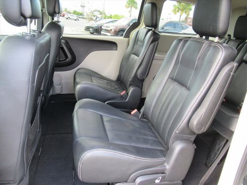Used 2016 Chrysler Town & Country Touring image 28