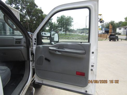 Used 2004 Ford F550 2WD Crew Cab Super Duty image 15