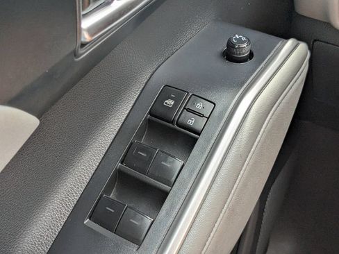 Used 2024 Toyota Highlander XLE FWD image 23