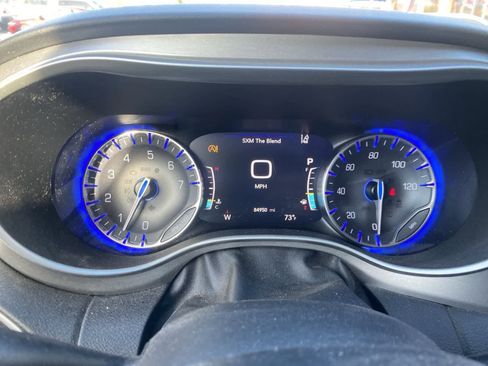 Used 2020 Chrysler Pacifica Touring-L image 14