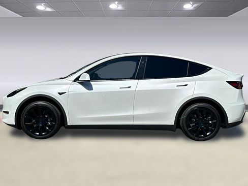 Used 2025 Tesla Model Y Long Range RWD image 2