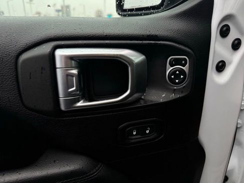 Used 2019 Jeep Wrangler Unlimited Sahara image 13