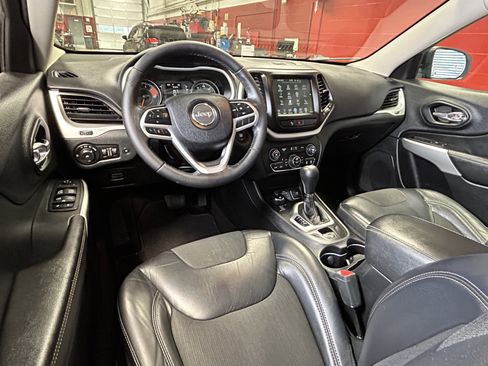 Used 2018 Jeep Cherokee Latitude Plus w/ Comfort/Convenience Group AWD/4WD image 21