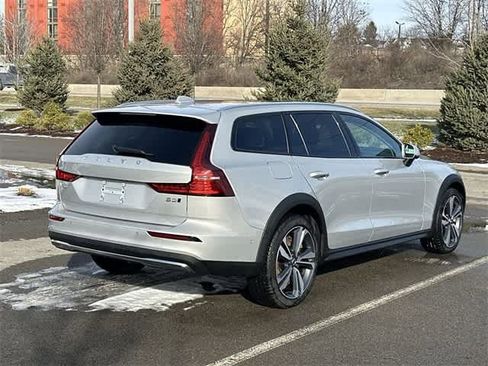 Used 2025 Volvo V60 B5 Cross Country Plus image 26