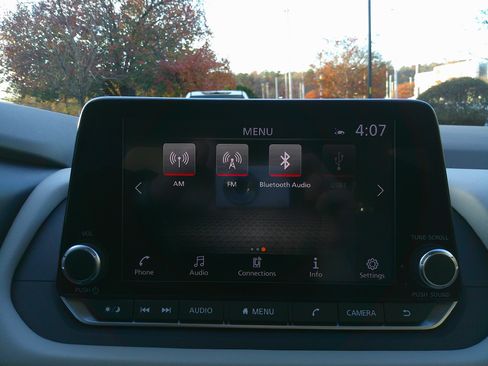 Used 2023 Nissan Rogue SV image 24