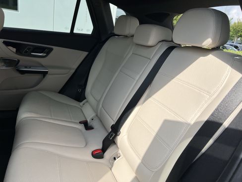 Used 2026 Mercedes-Benz GLC 300 4MATIC image 32