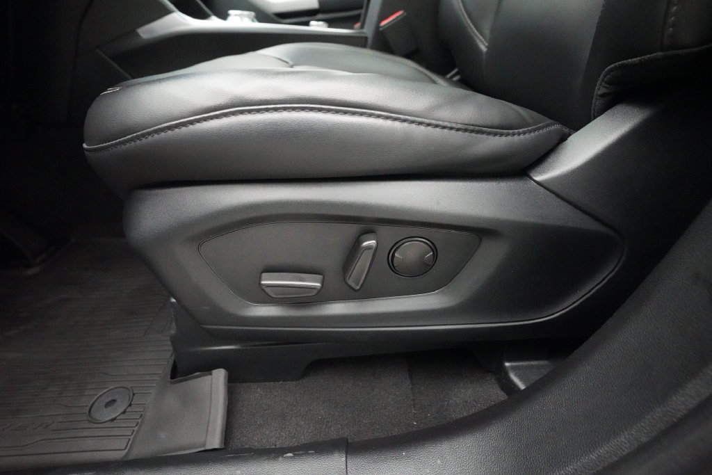 Used 2024 Ford Explorer XLT w/ Equipment Group 202A AWD/4WD image 29