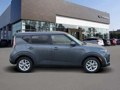 Used 2025 Kia Soul LX image 4