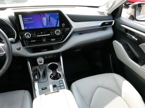 Used 2023 Toyota Highlander Platinum image 11