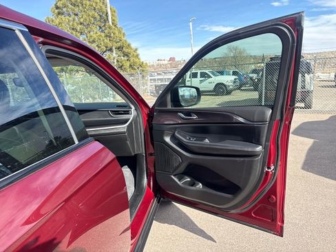 Used 2023 Jeep Grand Cherokee L Laredo image 30