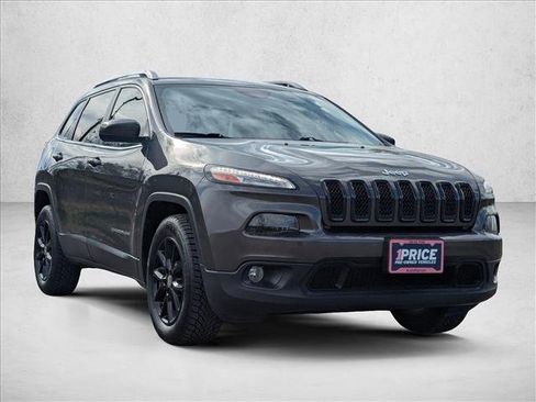 Used 2017 Jeep Cherokee Latitude w/ Cold Weather Group image 3