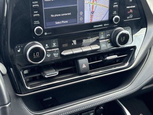 Used 2021 Toyota Highlander XLE FWD image 30