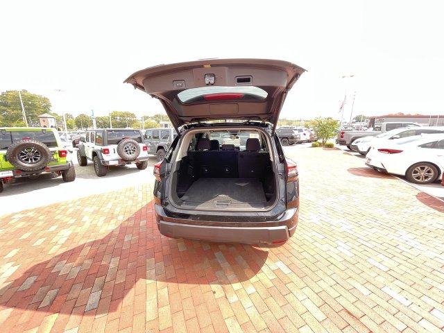 Used 2025 Nissan Rogue SV FWD image 32