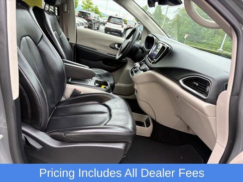 Used 2023 Chrysler Pacifica Touring-L FWD image 15