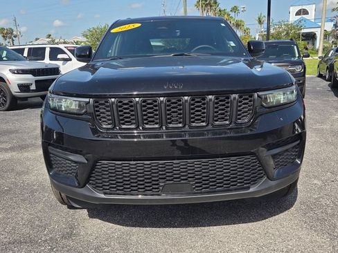 Used 2025 Jeep Grand Cherokee Altitude RWD image 8