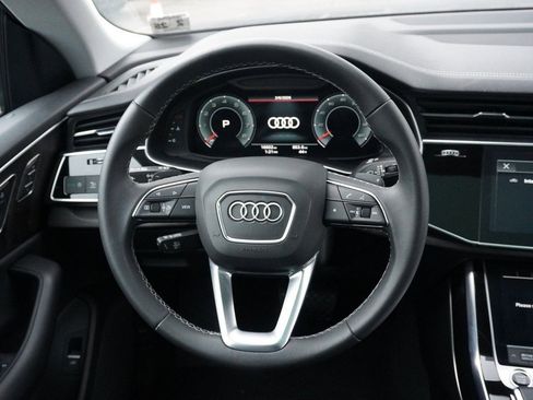 Used 2023 Audi Q8 Premium image 40