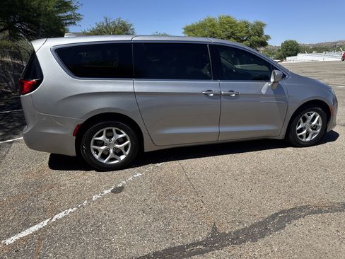 Used 2019 Chrysler Pacifica Touring Plus w/ Tire & Wheel Group FWD image 8