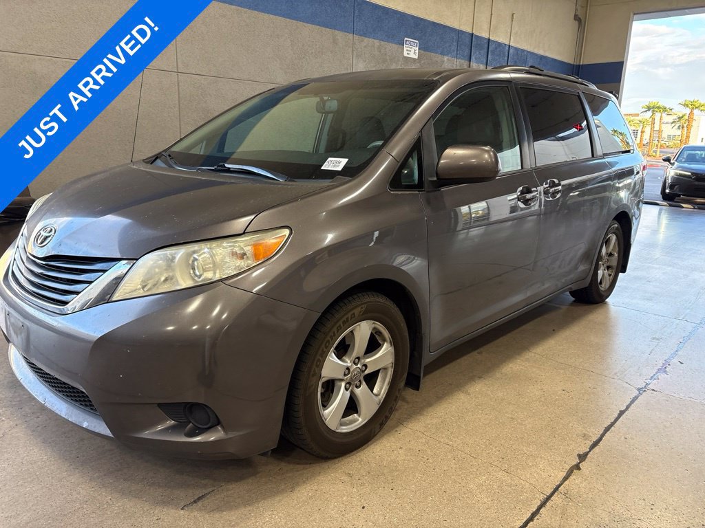 Used 2012 Toyota Sienna LE w/ Towing Pkg FWD image 1