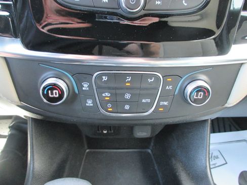 Used 2023 Chevrolet Traverse LS FWD image 16