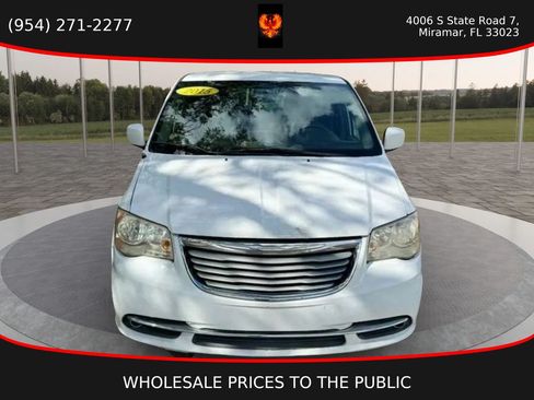 Used 2014 Chrysler Town & Country Touring w/ Driver Convenience Group FWD image 3