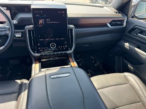 Used 2025 GMC Yukon XL Denali AWD/4WD image 14