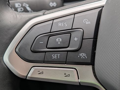 Used 2025 Volkswagen Jetta SE FWD image 32